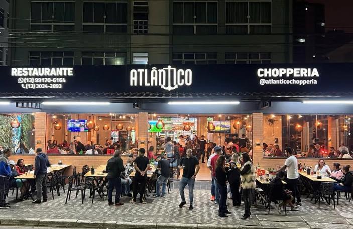 Música ao vivo em bar à noite como no Atlântico Praia Grande