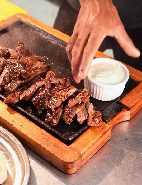 Parrilla com carnes na brasa