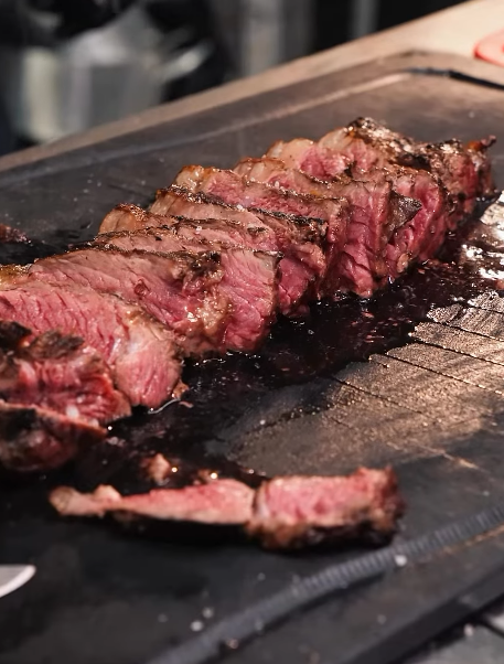 Carnes grelhando na parrilla sobre fogo aberto